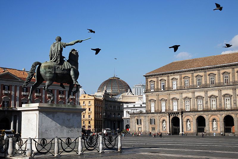 Площадь Piazza del Plebiscito в городе Неаполь