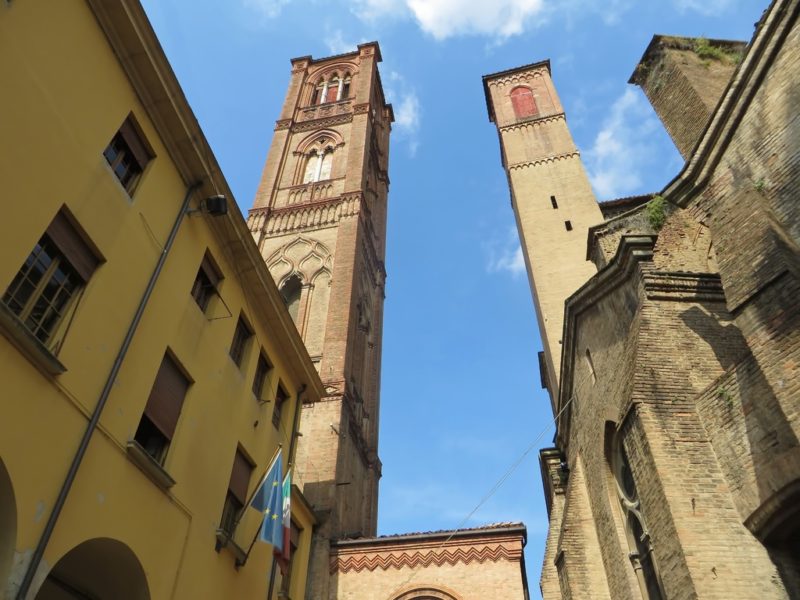 Старинные башни в городе Болонья