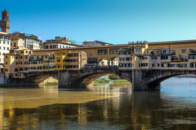Старинный мост Понте-Веккьо в городе Флоренция