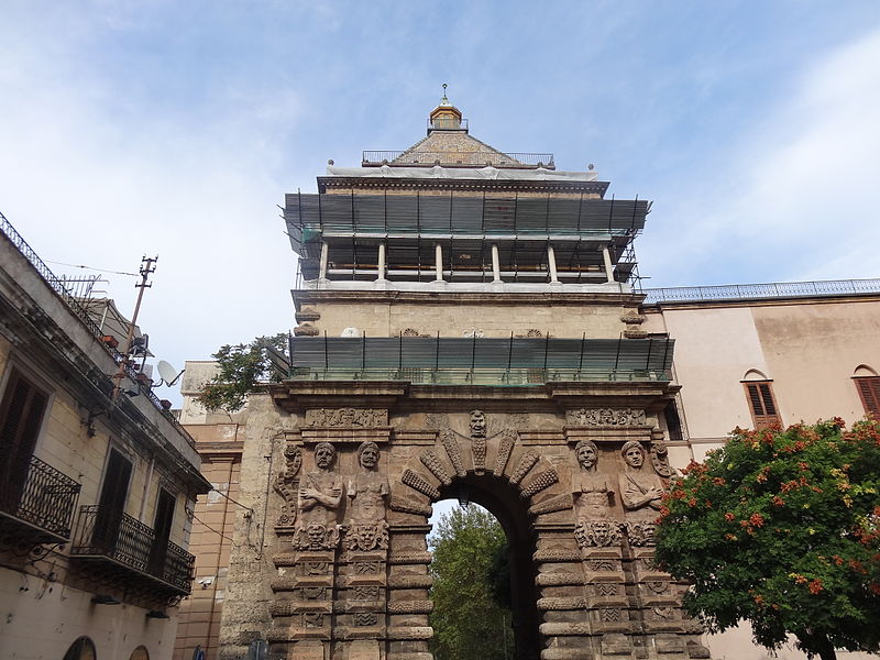 Необычные ворота Порта Нуова в городе Палермо