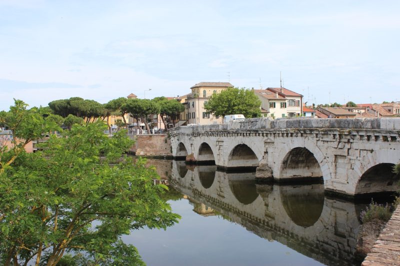 Мост Тиберия в итальянском городе Римини