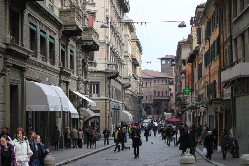 Улица с магазинами в городе Болонья