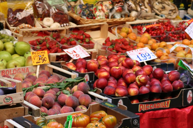Овощи и фрукты в магазинах в городе Болонья