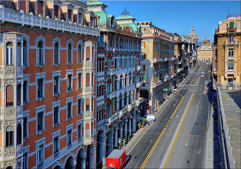 Улица с магазинами в городе Генуя