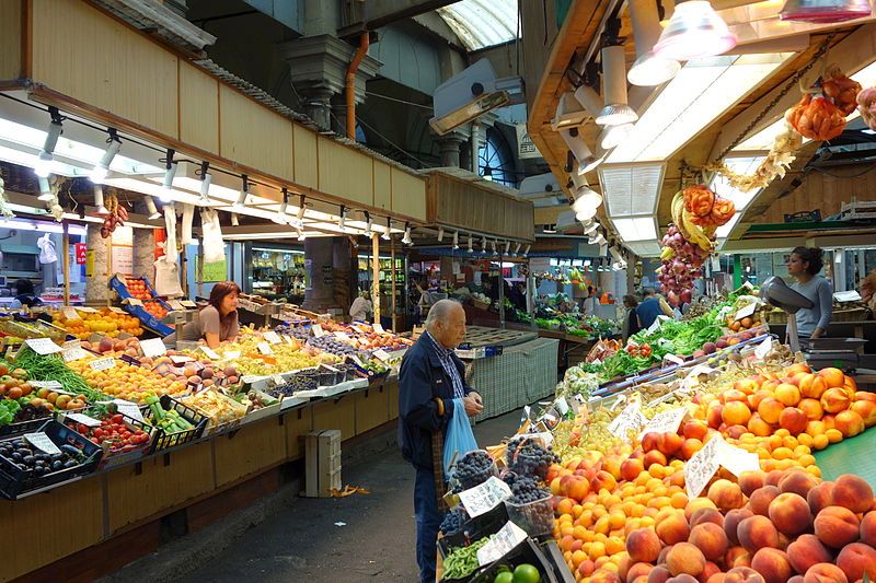 Фото магазинов на рынке в городе Генуя