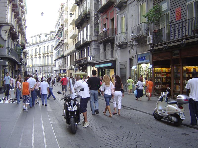 Улица с магазинами в городе Неаполь