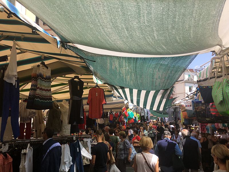 Уличные магазины в городе Неаполь