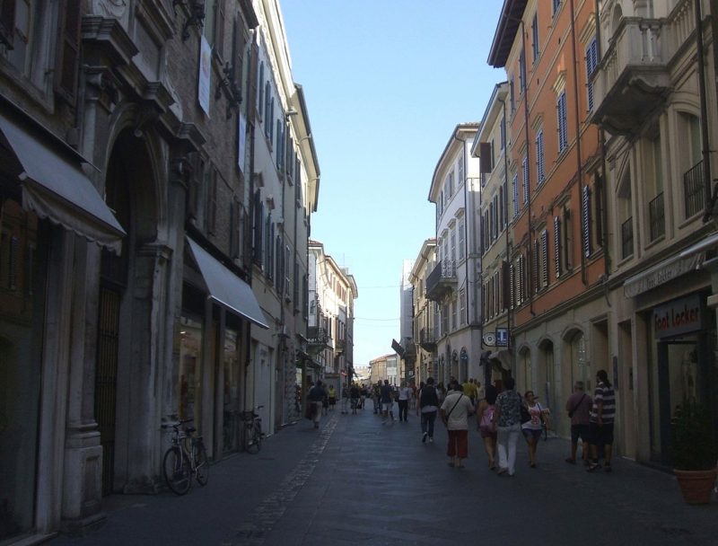 Улица с магазинами в итальянском городе Римини