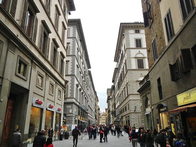 Улица с популярными магазинами в городе Флоренция