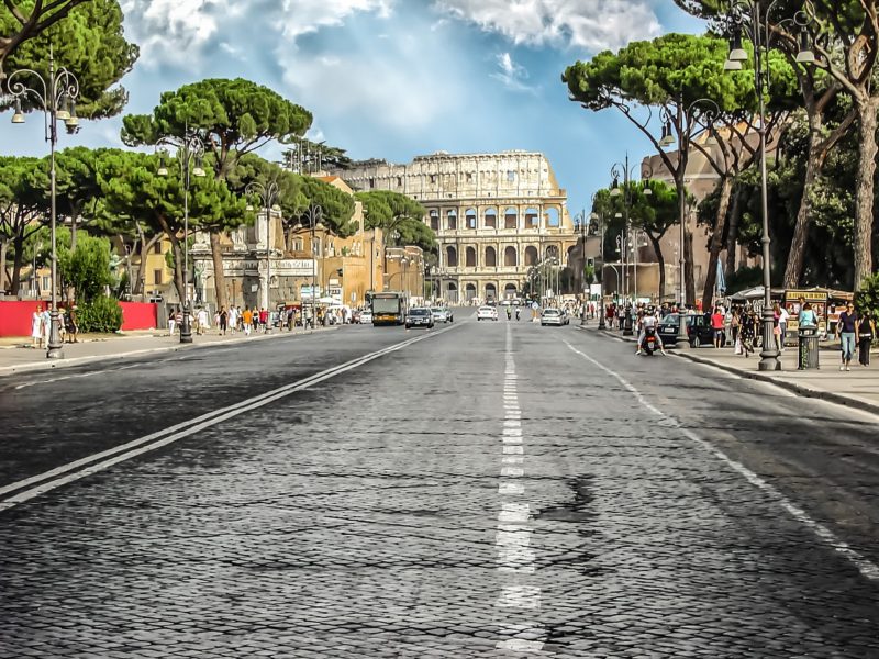 Дорога к Колизею в Риме