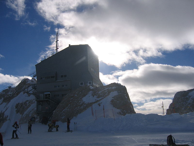 Лыжники на горнолыжном курорте Мармолада