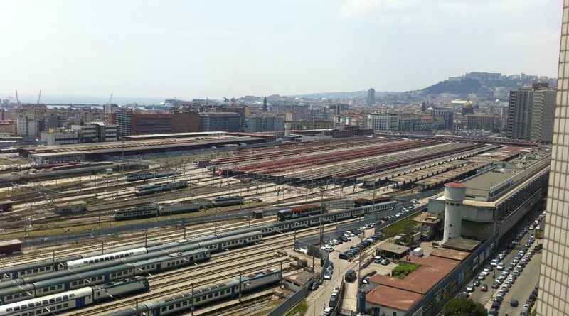 Железнодорожный вокзал в городе Неаполь