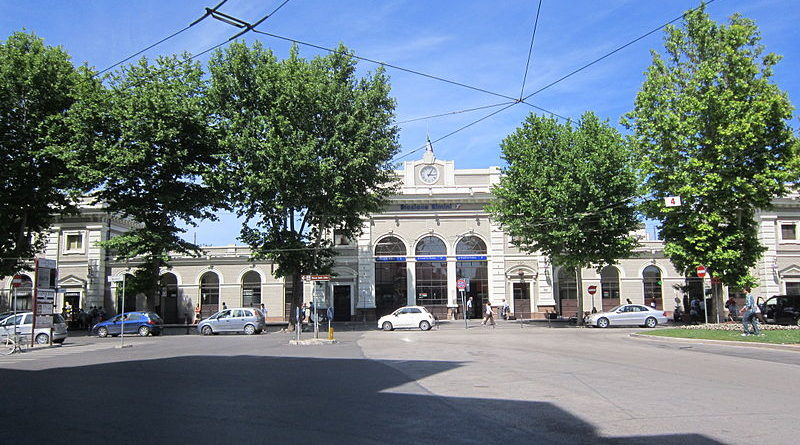 Железнодорожный вокзал в городе Римини