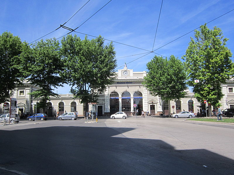 Железнодорожный вокзал в городе Римини