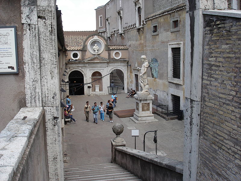 Туристы в замке Святого Ангела в Риме