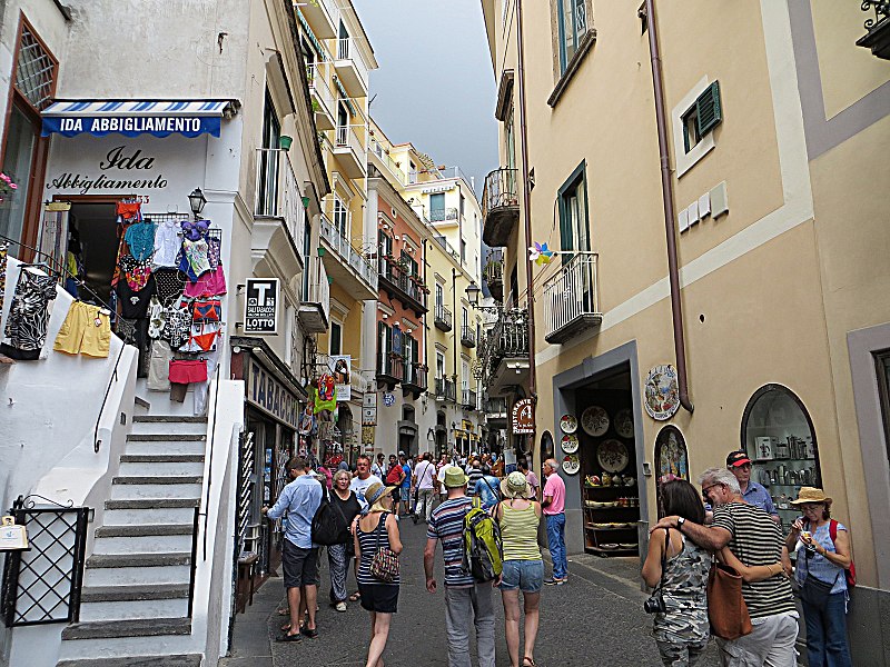 Прогулочная улица на курорте Амальфи в Италии