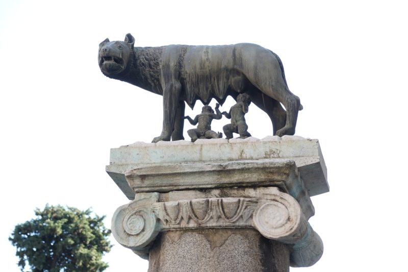 Памятник волчице на Капитолийском холме в Риме