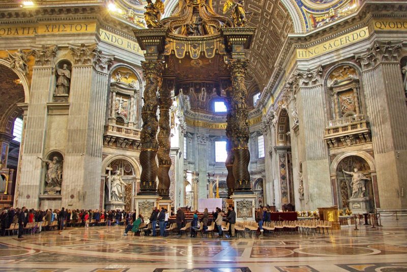 Красивая арка в соборе Святого Петра в Ватикане