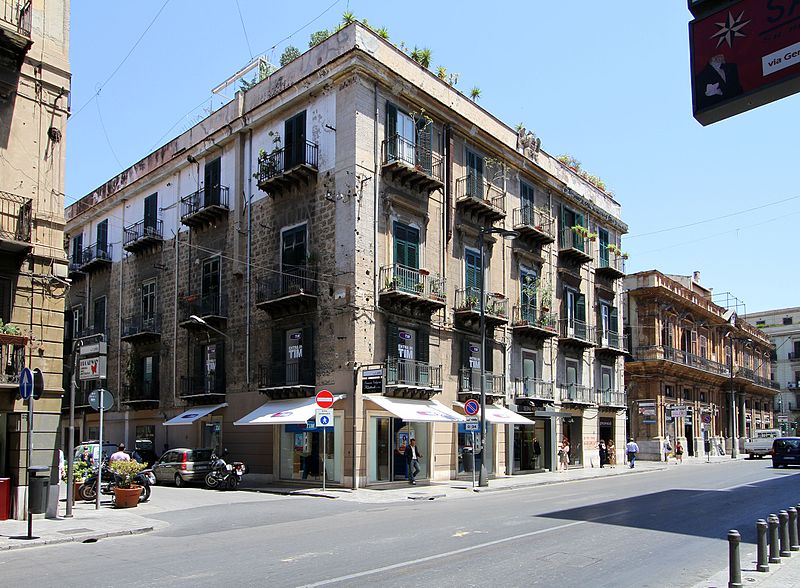Улица с магазинами в городе Палермо