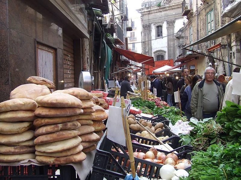 Уличные магазины в итальянском городе Палермо