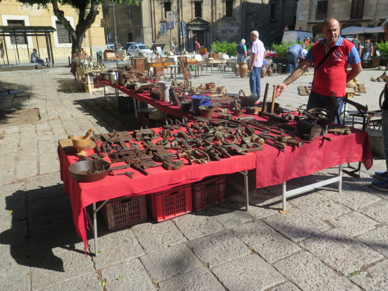 Покупка сувениров в городе Палермо в Италии