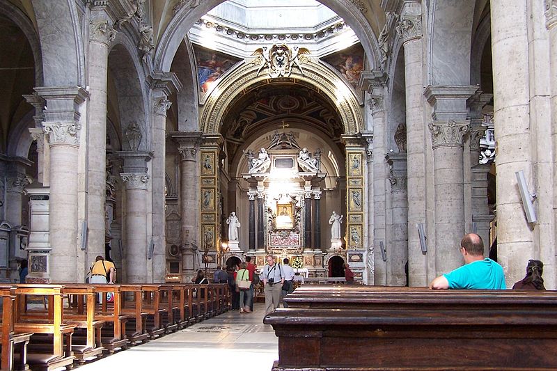 Церковь Санта-Мария-дель-Пополо на площади Пьяцца-дель-Пополо