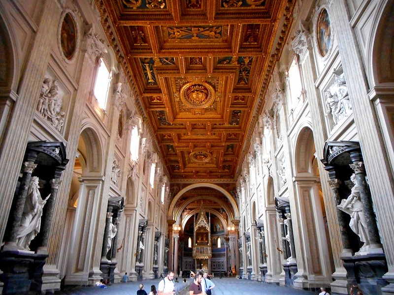 Красивый интерьер базилики Сан-Джованни-ин-Латерано в Риме
