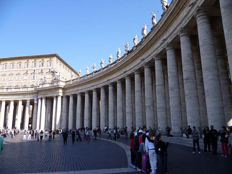 Колонны на площади Святого Петра в Ватикане