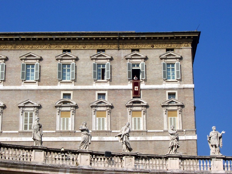 Знаменитое окно в Апостольском дворце Ватикана
