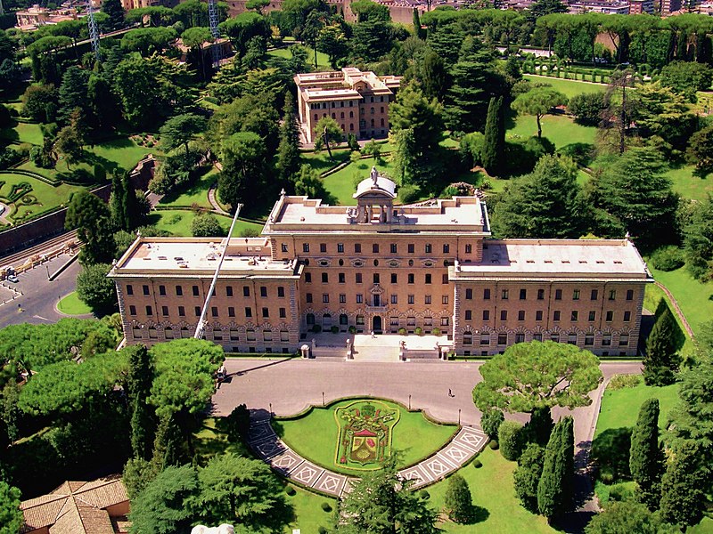 Вид на красивые сады в Ватикане