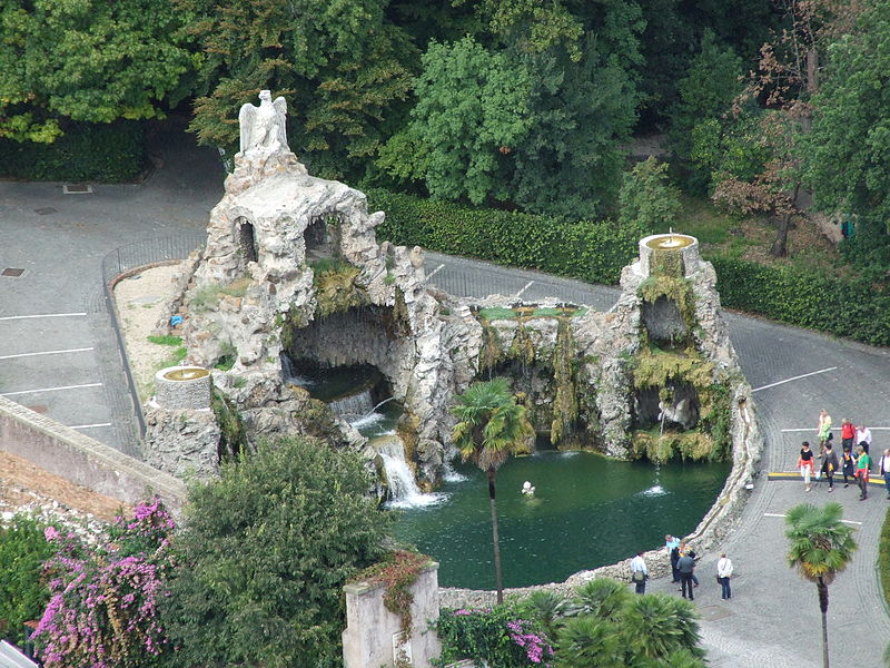 Фото фонтана в садах в Ватикане