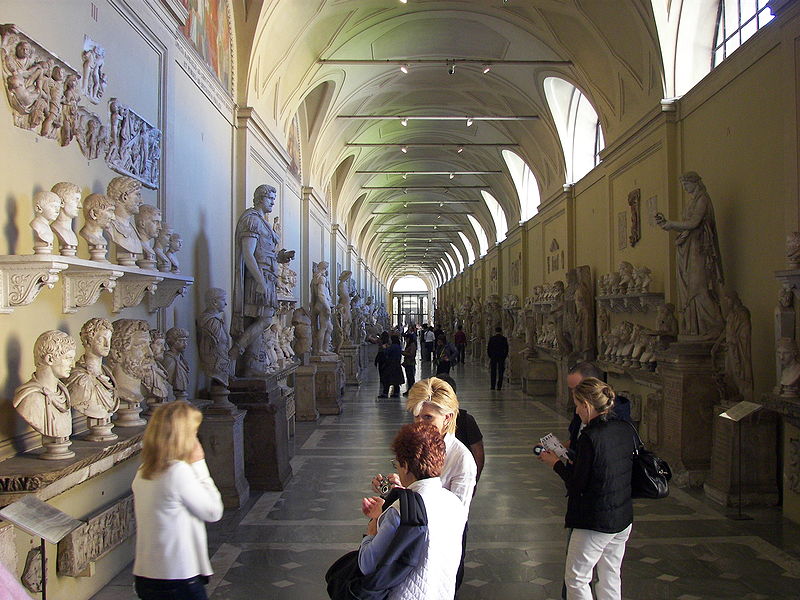 Старинные скульптуры в музее Ватикана