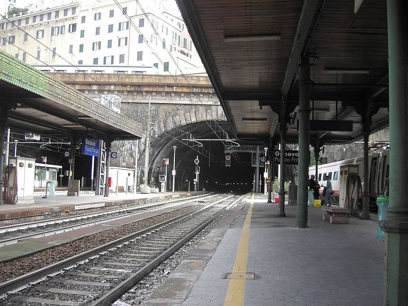 Железнодорожный вокзал в итальянском городе Генуя