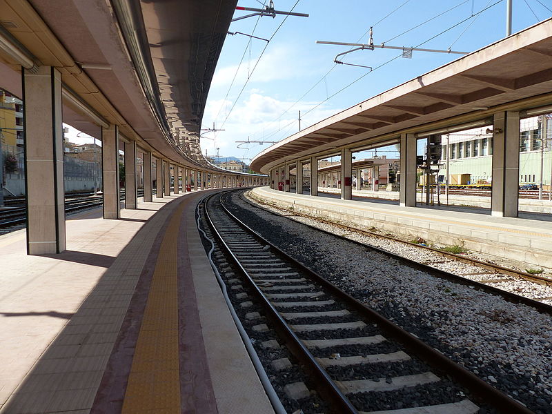 Железнодорожный вокзал в итальянском городе Палермо