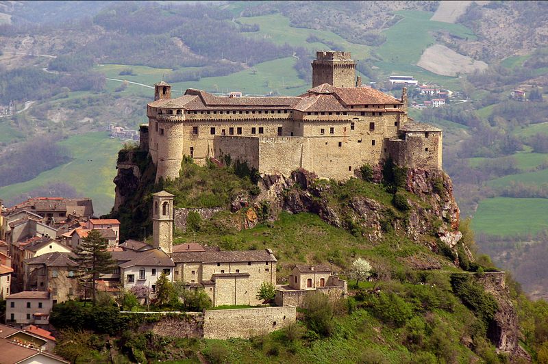 Старинная крепость Барди в городе Парма в Италии