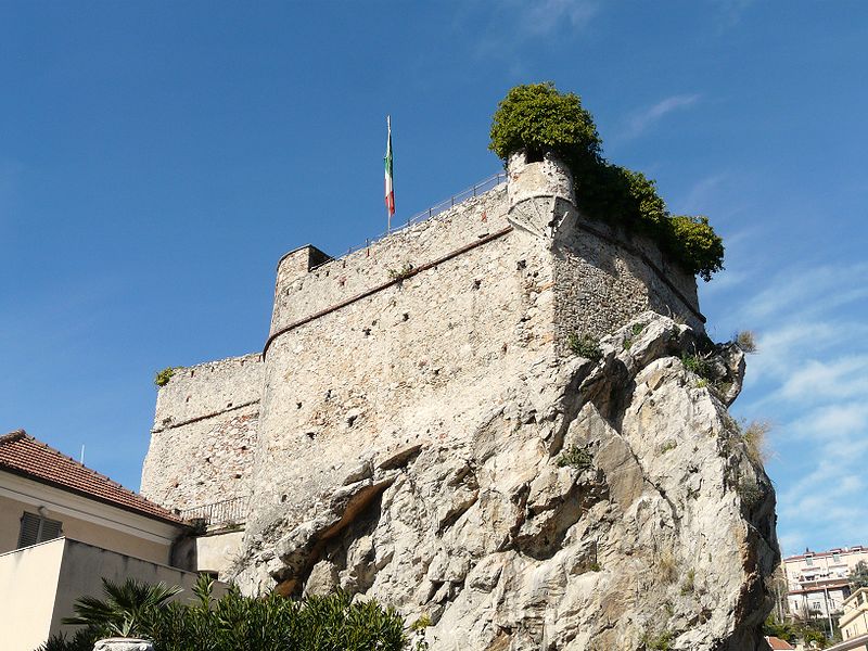 Старинный замок на курорте Пьетра Лигуре