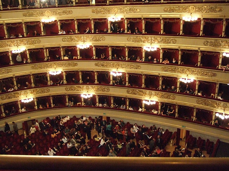 Зрители в оперном театре Ла Скала в Милане