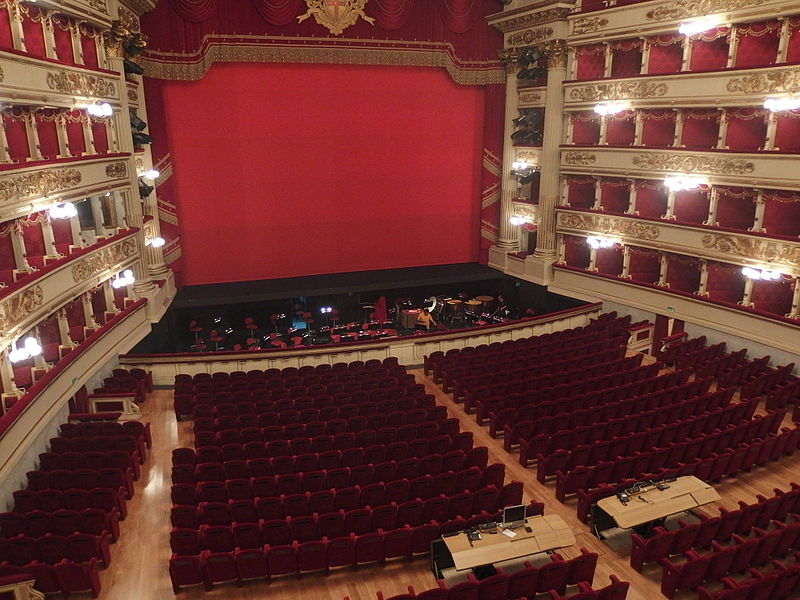 Красивое фото театра Ла Скала в Милане