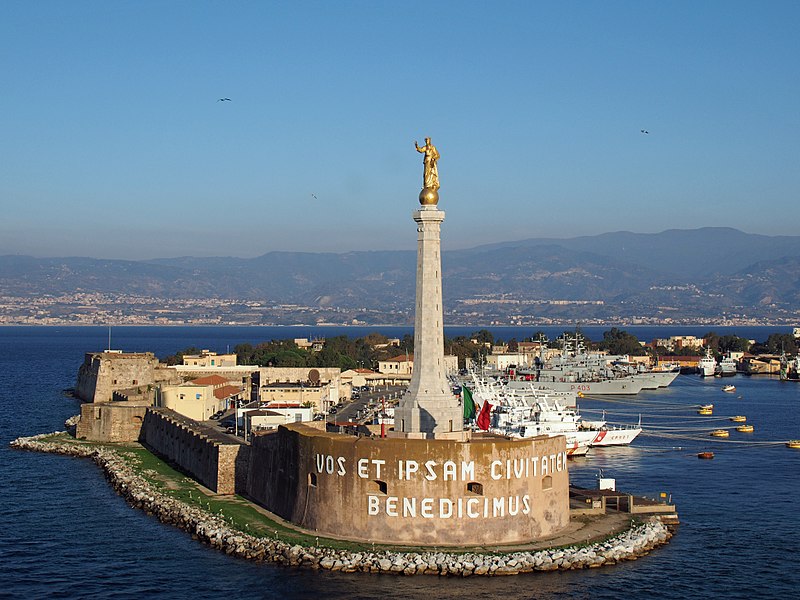 Статуя Богородицы в итальянском городе Мессина