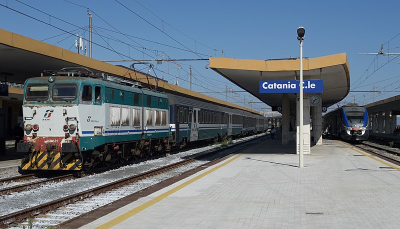 Железнодорожный вокзал в итальянском городе Катания