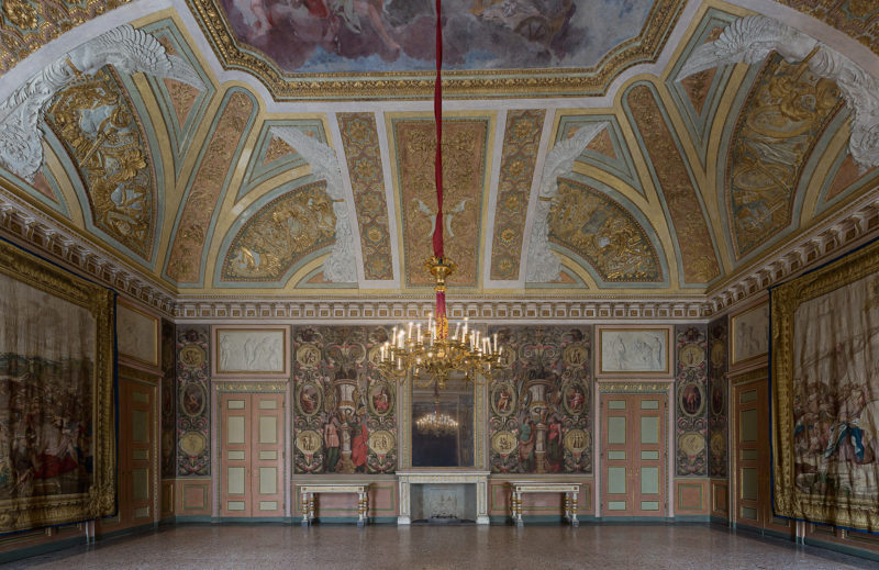 Красивый зал в Королевском дворце в Милане