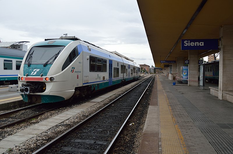 Железнодорожный вокзал в итальянском городе Сиена