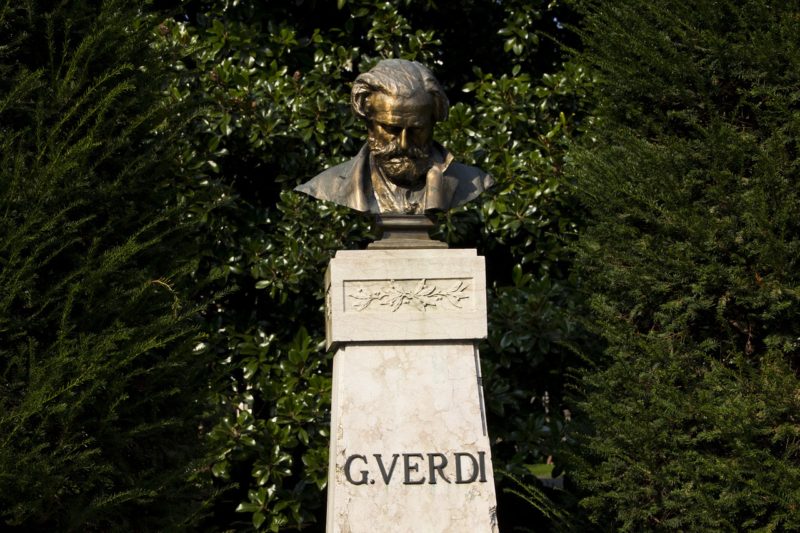 Памятник Джузеппе Верди в Италии