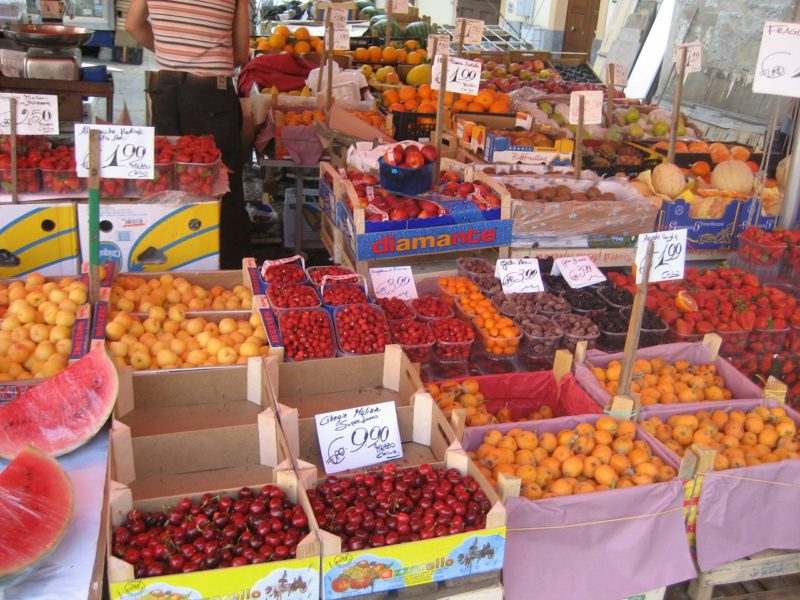 Овощи и фрукты в магазинах Италии