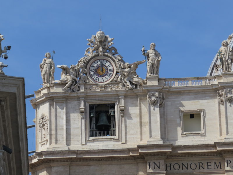 Часы на площади Святого Петра Ватикана