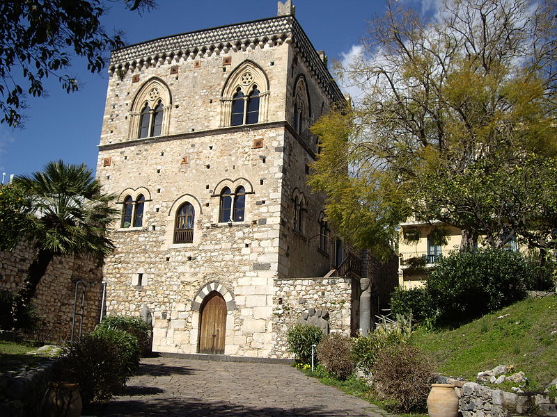 Старинная церковь в итальянском городе Таормина