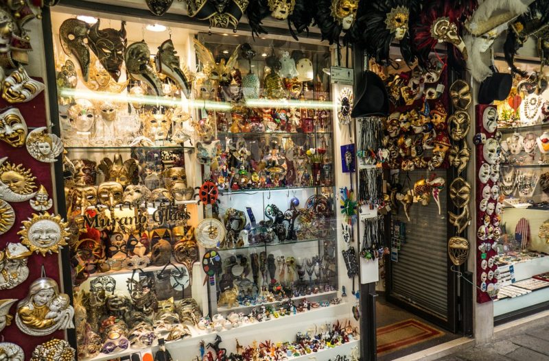 Покупка сувениров в Венеции
