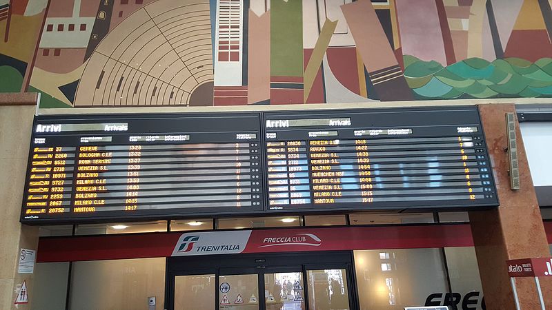 Расписание поездов на железнодорожном вокзале в Вероне