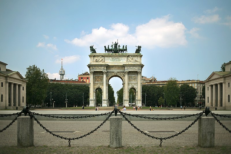 Вид на арку Мира в Милане