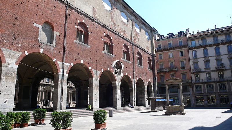 Площадь Мерканти в городе Милан